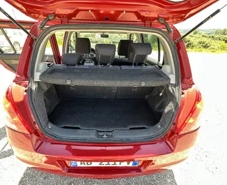Innenraum von Suzuki Swift zur Miete in Albanien. Ein großartiges 5-Sitzer Fahrzeug mit Schaltgetriebe Getriebe.