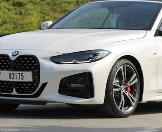 Innenraum von BMW 430i Cabrio zur Miete in VAE. Ein großartiges 4-Sitzer Fahrzeug mit Automatisch Getriebe.