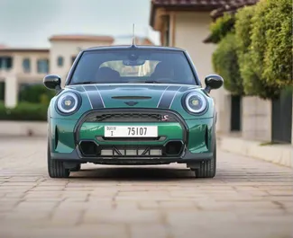 Frontansicht eines Mietwagens Mini Cooper in Dubai, VAE ✓ Auto Nr.13321. ✓ Automatisch TM ✓ 0 Bewertungen.