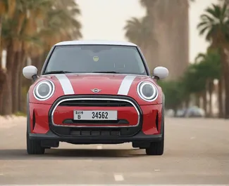Frontansicht eines Mietwagens Mini Cooper in Dubai, VAE ✓ Auto Nr.13323. ✓ Automatisch TM ✓ 0 Bewertungen.