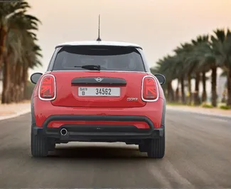 Innenraum von Mini Cooper zur Miete in VAE. Ein großartiges 4-Sitzer Fahrzeug mit Automatisch Getriebe.