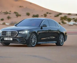 Mercedes-Benz S580 e 2022 zur Miete verfügbar in Dubai, mit Kilometerbegrenzung unbegrenzte.