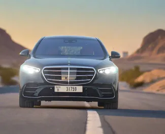 Frontansicht eines Mietwagens Mercedes-Benz S580 e in Dubai, VAE ✓ Auto Nr.13350. ✓ Automatisch TM ✓ 0 Bewertungen.