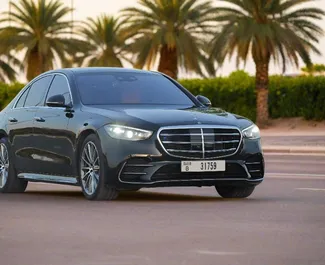 Mercedes-Benz S580 e 2022 mit Antriebssystem Allradantrieb, verfügbar in Dubai.