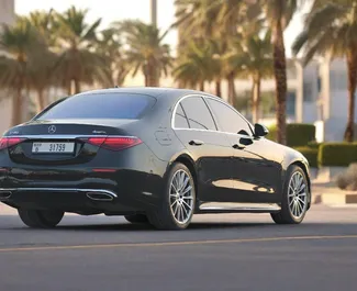Innenraum von Mercedes-Benz S580 e zur Miete in VAE. Ein großartiges 5-Sitzer Fahrzeug mit Automatisch Getriebe.