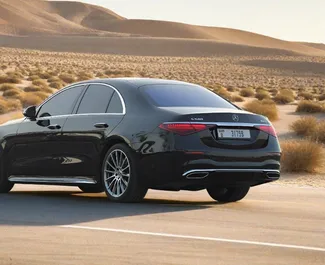 Benzin 4,0L Motor von Mercedes-Benz S580 e 2022 zur Miete in Dubai.