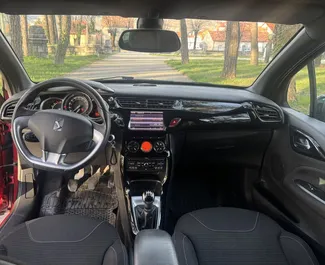 Frontansicht eines Mietwagens Citroen DS3 in Budva, Montenegro ✓ Auto Nr.13249. ✓ Schaltgetriebe TM ✓ 0 Bewertungen.
