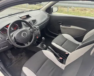 Frontansicht eines Mietwagens Renault Clio 3 in Budva, Montenegro ✓ Auto Nr.13574. ✓ Schaltgetriebe TM ✓ 0 Bewertungen.