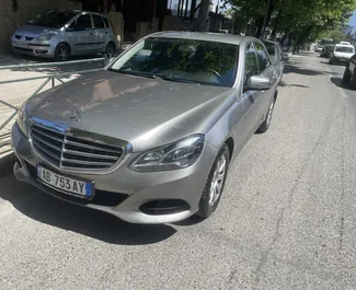 Frontansicht eines Mietwagens Mercedes-Benz E220 in Tirana, Albanien ✓ Auto Nr.13170. ✓ Automatisch TM ✓ 0 Bewertungen.