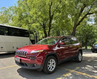 Frontansicht eines Mietwagens Jeep Cherokee in Tiflis, Georgien ✓ Auto Nr.13412. ✓ Automatisch TM ✓ 0 Bewertungen.