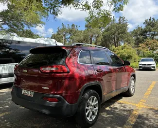 Vermietung Jeep Cherokee. Komfort, SUV, Crossover Fahrzeug zur Miete in Georgien ✓ Kaution Einzahlung von 100 GEL ✓ Versicherungsoptionen KFZ-HV, TKV, Insassen.