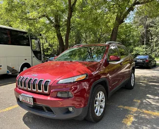 Innenraum von Jeep Cherokee zur Miete in Georgien. Ein großartiges 5-Sitzer Fahrzeug mit Automatisch Getriebe.
