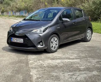 Frontansicht eines Mietwagens Toyota Yaris in Budva, Montenegro ✓ Auto Nr.13125. ✓ Automatisch TM ✓ 0 Bewertungen.
