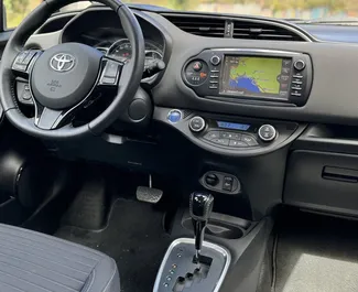 Innenraum von Toyota Yaris zur Miete in Montenegro. Ein großartiges 5-Sitzer Fahrzeug mit Automatisch Getriebe.