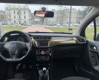 Frontansicht eines Mietwagens Citroen C3 in Budva, Montenegro ✓ Auto Nr.13247. ✓ Schaltgetriebe TM ✓ 0 Bewertungen.