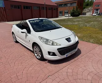 Frontansicht eines Mietwagens Peugeot 207cc in Budva, Montenegro ✓ Auto Nr.13419. ✓ Schaltgetriebe TM ✓ 0 Bewertungen.