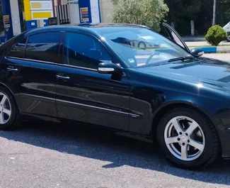 Frontansicht eines Mietwagens Mercedes-Benz E220 am Flughafen von Tirana, Albanien ✓ Auto Nr.13387. ✓ Automatisch TM ✓ 0 Bewertungen.