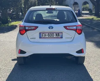 Frontansicht eines Mietwagens Toyota Yaris in Budva, Montenegro ✓ Auto Nr.13127. ✓ Automatisch TM ✓ 0 Bewertungen.