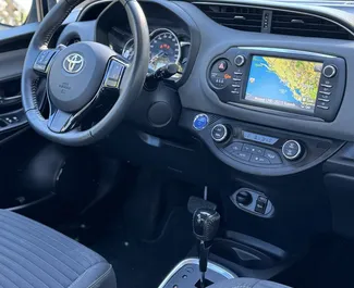 Innenraum von Toyota Yaris zur Miete in Montenegro. Ein großartiges 5-Sitzer Fahrzeug mit Automatisch Getriebe.