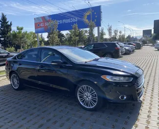 Innenraum von Ford Fusion Sedan zur Miete in Georgien. Ein großartiges 5-Sitzer Fahrzeug mit Automatisch Getriebe.