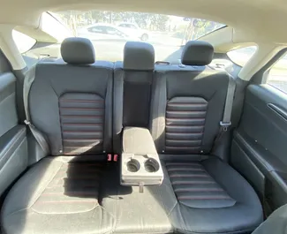 Benzin 2,5L Motor von Ford Fusion Sedan 2014 zur Miete in Tiflis.
