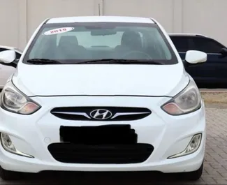 Innenraum von Hyundai Accent zur Miete in Albanien. Ein großartiges 5-Sitzer Fahrzeug mit Automatisch Getriebe.