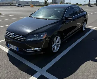 Frontansicht eines Mietwagens Volkswagen Passat in Durres, Albanien ✓ Auto Nr.13539. ✓ Automatisch TM ✓ 0 Bewertungen.