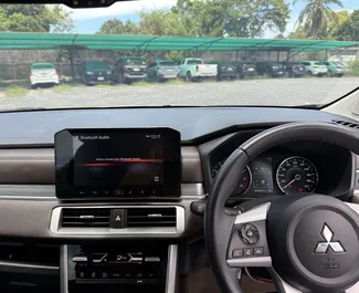Benzin 1,5L Motor von Mitsubishi Xpander 2024 zur Miete auf Samui Flughafen.