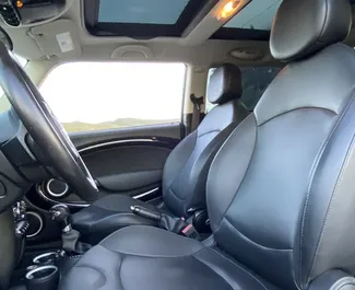Innenraum von Mini Cooper S zur Miete in Georgien. Ein großartiges 5-Sitzer Fahrzeug mit Automatisch Getriebe.