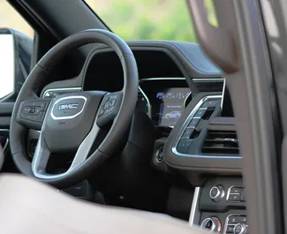GMC Yukon 2023 zur Miete verfügbar in Dubai, mit Kilometerbegrenzung unbegrenzte.