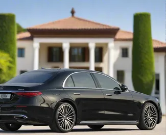 Benzin 3,0L Motor von Mercedes-Benz S500 2022 zur Miete in Dubai.