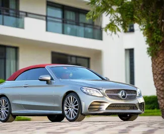 Innenraum von Mercedes-Benz C300 Cabrio zur Miete in VAE. Ein großartiges 4-Sitzer Fahrzeug mit Automatisch Getriebe.