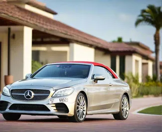 Frontansicht eines Mietwagens Mercedes-Benz C300 Cabrio in Dubai, VAE ✓ Auto Nr.13313. ✓ Automatisch TM ✓ 0 Bewertungen.
