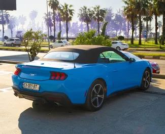 Benzin 2,3L Motor von Ford Mustang Cabrio 2024 zur Miete in Batumi.