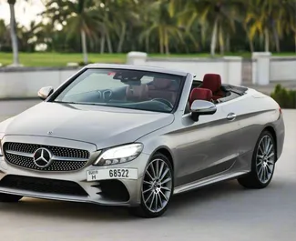 Benzin 2,0L Motor von Mercedes-Benz C300 Cabrio 2022 zur Miete in Dubai.