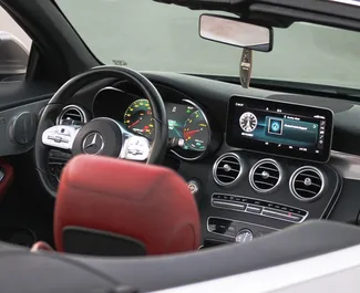 Mercedes-Benz C300 Cabrio 2022 mit Antriebssystem Heckantrieb, verfügbar in Dubai.