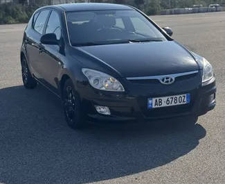 Frontansicht eines Mietwagens Hyundai i30 in Durres, Albanien ✓ Auto Nr.10493. ✓ Schaltgetriebe TM ✓ 0 Bewertungen.