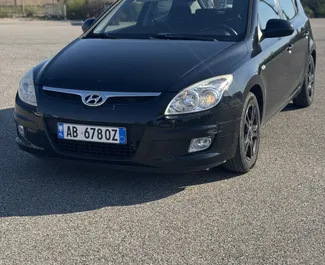 Vermietung Hyundai i30. Wirtschaft, Komfort Fahrzeug zur Miete in Albanien ✓ Kaution Keine Kaution ✓ Versicherungsoptionen KFZ-HV, VKV Komplett.
