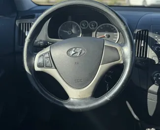 Innenraum von Hyundai i30 zur Miete in Albanien. Ein großartiges 5-Sitzer Fahrzeug mit Schaltgetriebe Getriebe.