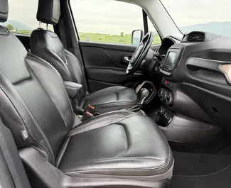Innenraum von Jeep Renegade zur Miete in Georgien. Ein großartiges 5-Sitzer Fahrzeug mit Automatisch Getriebe.
