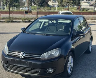 Frontansicht eines Mietwagens Volkswagen Golf 6 in Durres, Albanien ✓ Auto Nr.13176. ✓ Automatisch TM ✓ 0 Bewertungen.