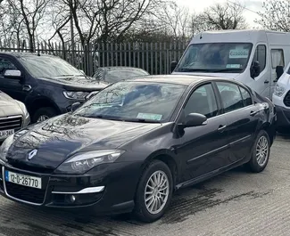 Frontansicht eines Mietwagens Renault Laguna in Durres, Albanien ✓ Auto Nr.13181. ✓ Schaltgetriebe TM ✓ 0 Bewertungen.
