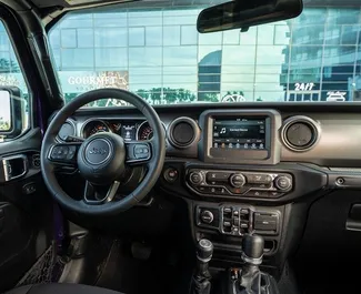 Innenraum von Jeep Wrangler zur Miete in Georgien. Ein großartiges 5-Sitzer Fahrzeug mit Automatisch Getriebe.