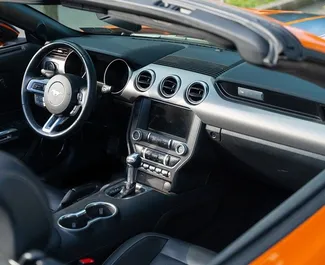 Benzin 2,3L Motor von Ford Mustang Cabrio 2022 zur Miete in Batumi.