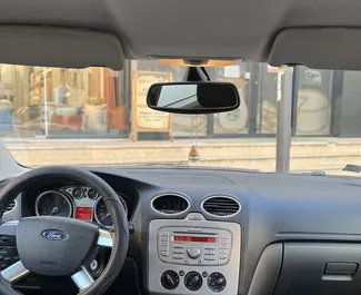 Frontansicht eines Mietwagens Ford Focus in Durres, Albanien ✓ Auto Nr.10233. ✓ Schaltgetriebe TM ✓ 2 Bewertungen.