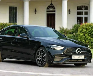 Innenraum von Mercedes-Benz C200 zur Miete in VAE. Ein großartiges 5-Sitzer Fahrzeug mit Automatisch Getriebe.
