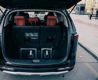Innenraum von Kia Carnival zur Miete in Usbekistan. Ein großartiges 8-Sitzer Fahrzeug mit Automatisch Getriebe.