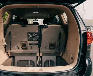 Kia Carnival 2019 zur Miete verfügbar in Taschkent, mit Kilometerbegrenzung 300 km/Tag.