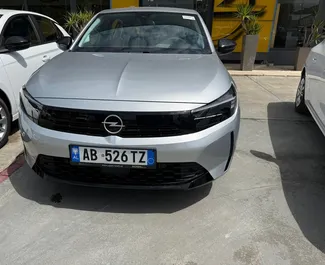 Frontansicht eines Mietwagens Opel Corsa am Flughafen von Tirana, Albanien ✓ Auto Nr.13541. ✓ Automatisch TM ✓ 0 Bewertungen.