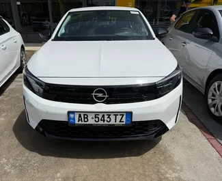 Frontansicht eines Mietwagens Opel Corsa am Flughafen von Tirana, Albanien ✓ Auto Nr.13543. ✓ Automatisch TM ✓ 0 Bewertungen.